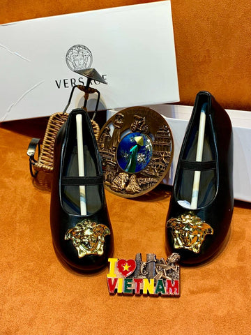 VEE FLAT SHOE